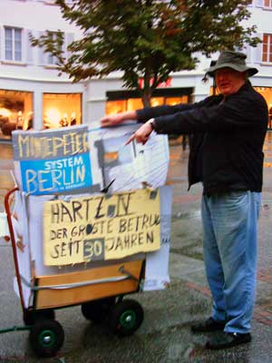 Emil mit seinem Wagen